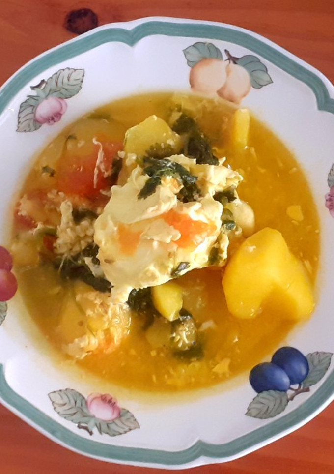 Una foto de Caldo de patatas con huevos