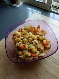 Una foto de Ensalada de patatas, verduras y pollo