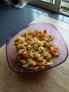 Una foto de Ensalada de patatas, verduras y pollo