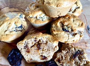 Une photo de Muffins ultra moelleux noisette et pruneaux, sans sucre, sans beurre et sans gluten