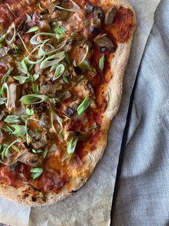 Una foto de 🍕Pizza de jamón y setas 🍕