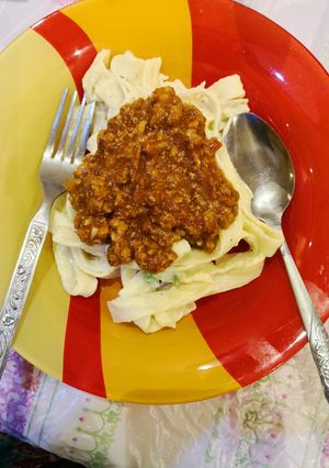 A picture of Alfredo fettuccine with bolognese sauce 🍝.