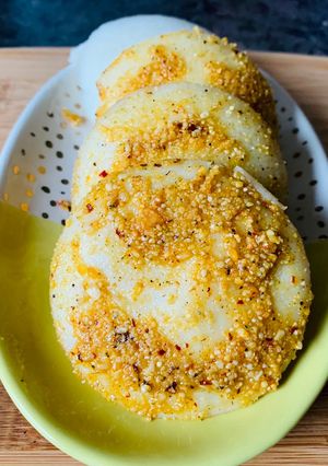 A picture of Podi Idli.