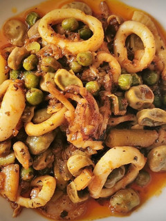 Una foto de Calamares salteados con Habas, Ajetes y Guisantes