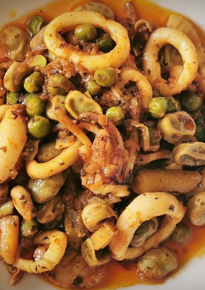 Una foto de Calamares salteados con Habas, Ajetes y Guisantes