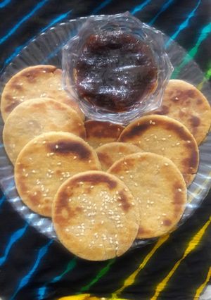સ્વીટ ભાખરી (sweet bhakhri recipe in gujarati) રેસીપી મુખ્ય ફોટો