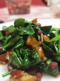 Una foto de Espinacas con dátiles y jamón