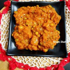 A picture of Green Tuvar purple yams sabji.