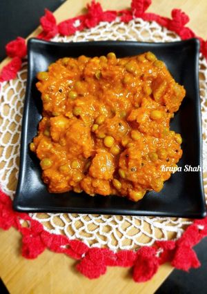 A picture of Green Tuvar purple yams sabji.