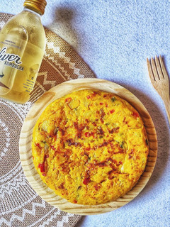 Una foto de TORTILLA DE PATATAS, CEBOLLA Y PIMIENTOS VEGANA