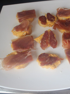 Una foto de Rebanadas de pan con jamón y salchichón