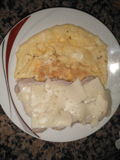 Una foto de Tortilla de tomillo y lomo con queso