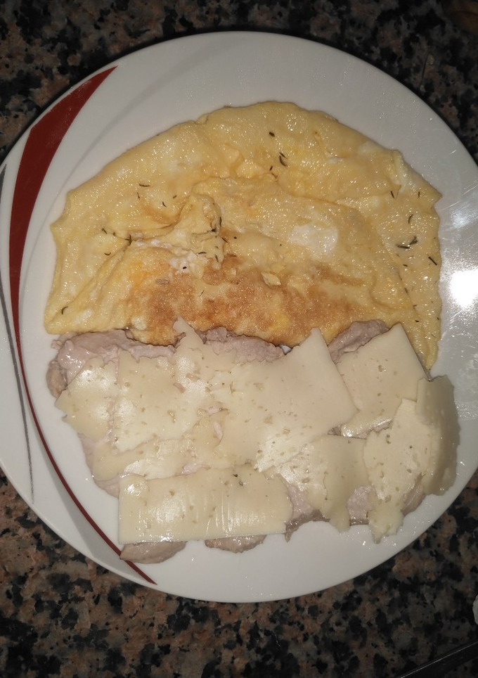 Una foto de Tortilla de tomillo y lomo con queso