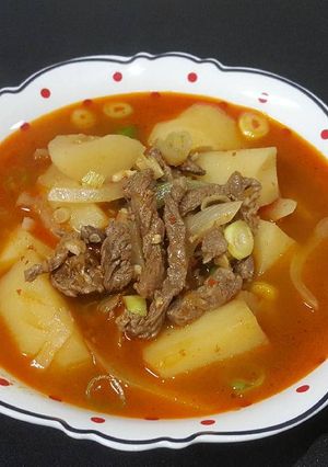 Hình của món Canh thịt bò khoai tây 소고기 감자 국.