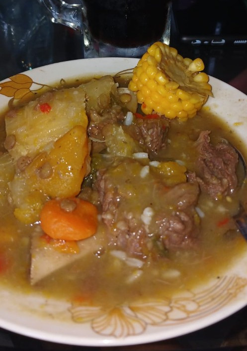 Una foto de Sopa de costilla con lenteja y rabito🫰🤤