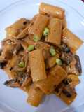 Rigattoni en salsa rosa de setas