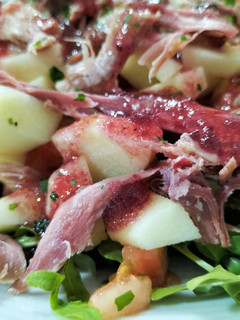 Una foto de Ensalada de rúcula, pato y manzana, con vinagreta de arándano