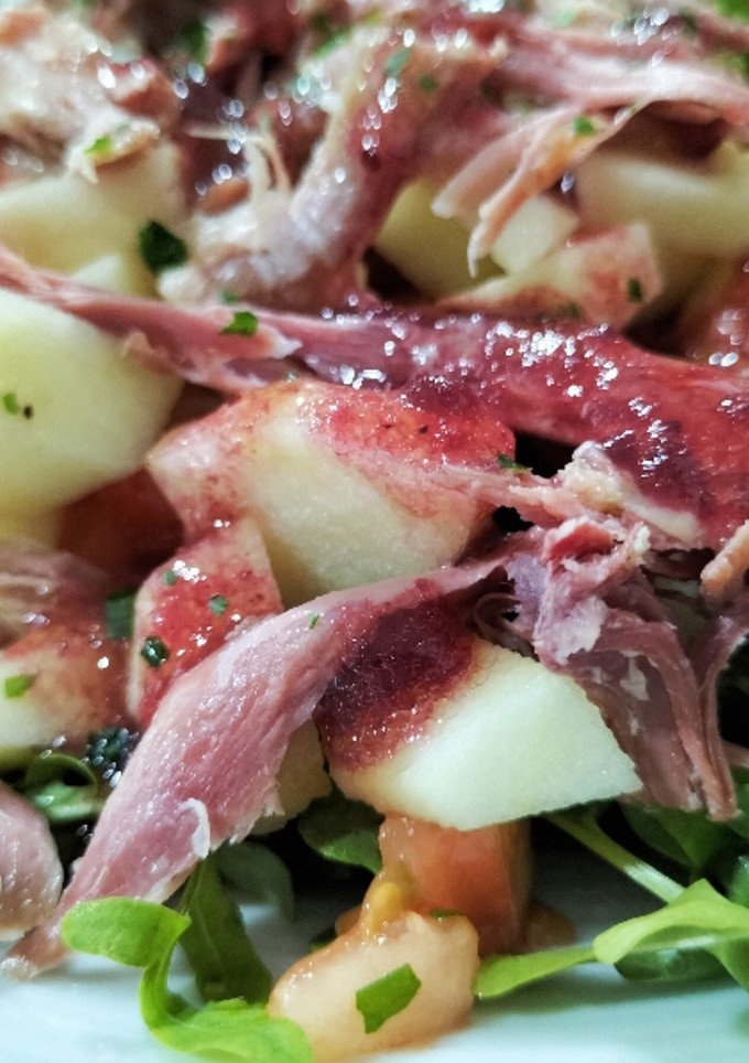 Una foto de Ensalada de rúcula, pato y manzana, con vinagreta de arándano