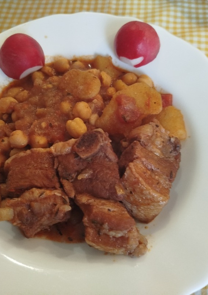 Una foto de Patatas guisadas con costillas y garbanzos