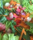 Ensalada de Kanikama y hojas verdes