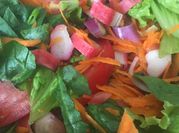Una foto de ensalada surimi con espinaca