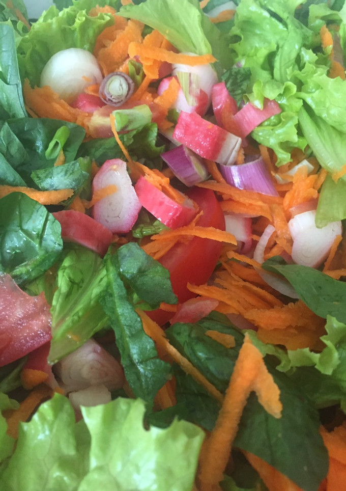Una foto de Ensalada de Kanikama y hojas verdes