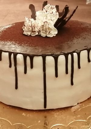 عکسی از دستور کیک با تزیین شره شکلاتی
