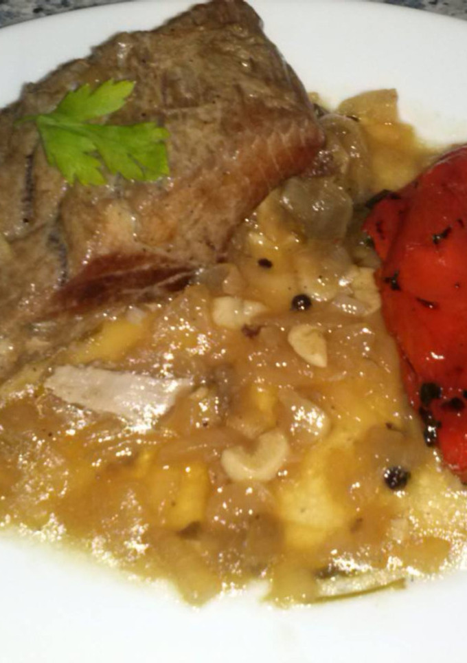Una foto de Lomo de atún fresco plancha con salsa de cebolla caramelizada y pimientos asados