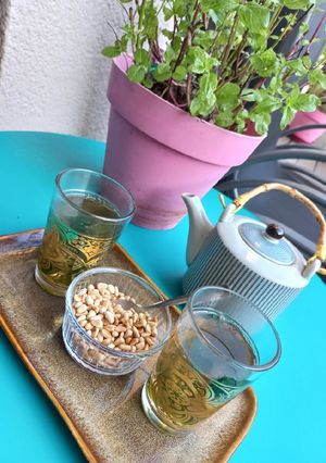 Une photo de Thé à la menthe et pignons de pin