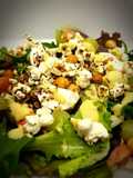 Ensalada con granola y queso de rulo