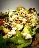 Ensalada con granola y queso de rulo