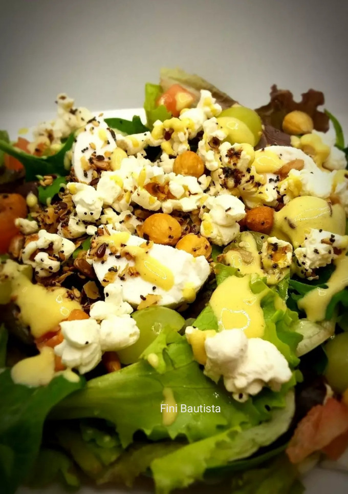 Una foto de Ensalada con granola y queso de rulo