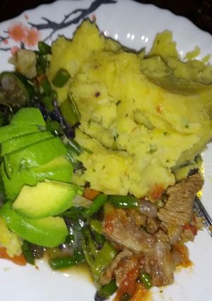 A picture of Maizeless mukimo served with goat meat n veges.
