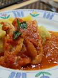 Pechugas de pollo en salsa de tomate y puré de ají amarillo