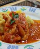Pechugas de pollo en salsa de tomate y puré de ají amarillo