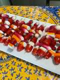 Brochettes apéro aux tomates cerises radis et surimi sauce verte