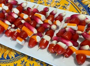 Une photo de Brochettes apéro aux tomates cerises radis et surimi sauce verte