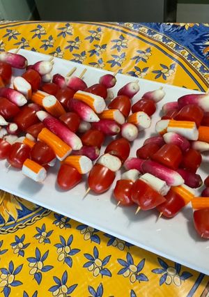 Une photo de Brochettes apéro aux tomates cerises radis et surimi sauce verte