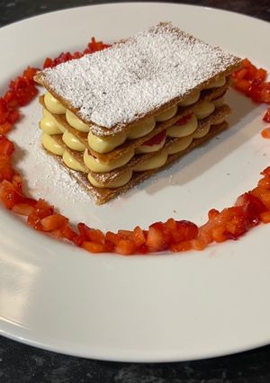 A picture of Millefeuille with strawberries.