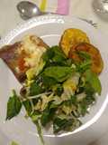 Matambre a la pizza con papas al romero y ensalada
