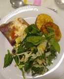Matambre a la pizza con papas al romero y ensalada