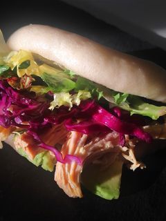 Una foto de Pollo desmechado en pan bao