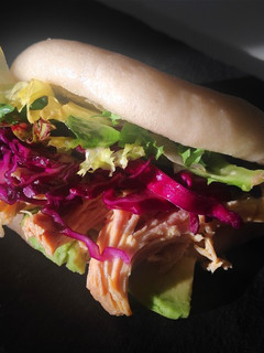 Una foto de Pollo desmechado en pan bao