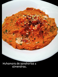 Una foto de Muhamara de zanahorias & almendras