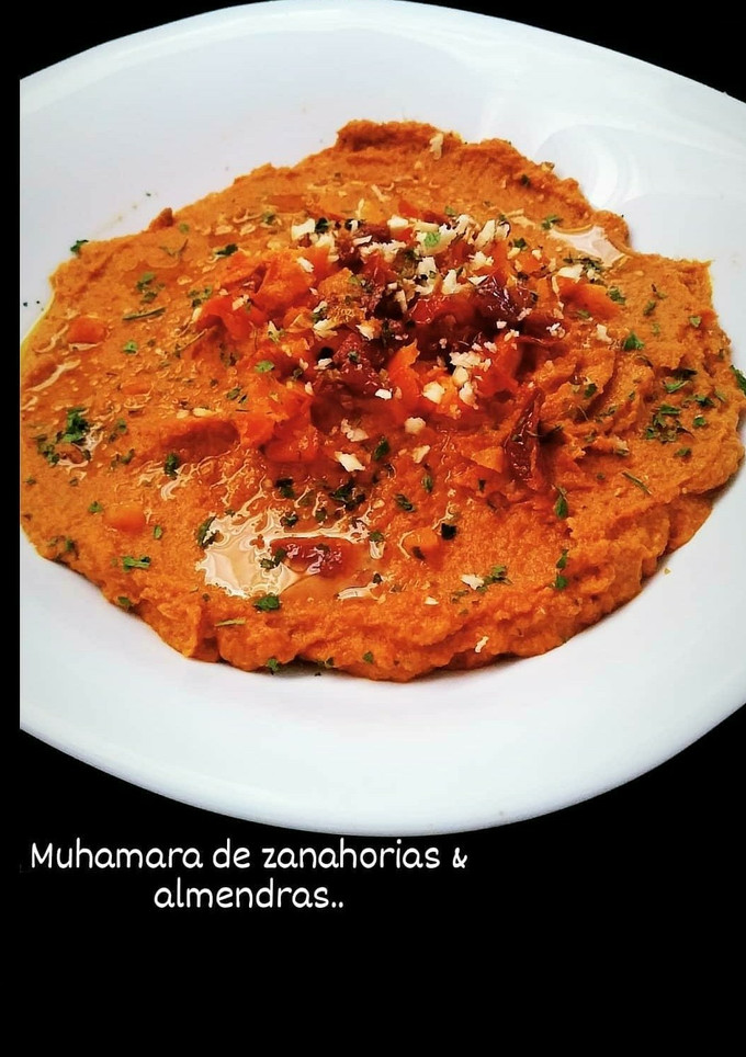 Una foto de Muhamara de zanahorias & almendras
