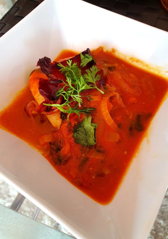 Una foto de Bacalao en salsa de tomate con acelgas y crujiente de jamón