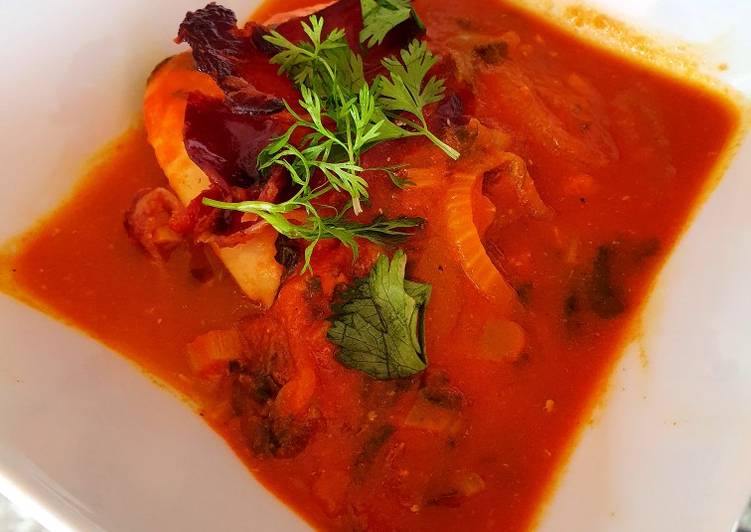 Bacalao en salsa de tomate con acelgas y crujiente de jamón
