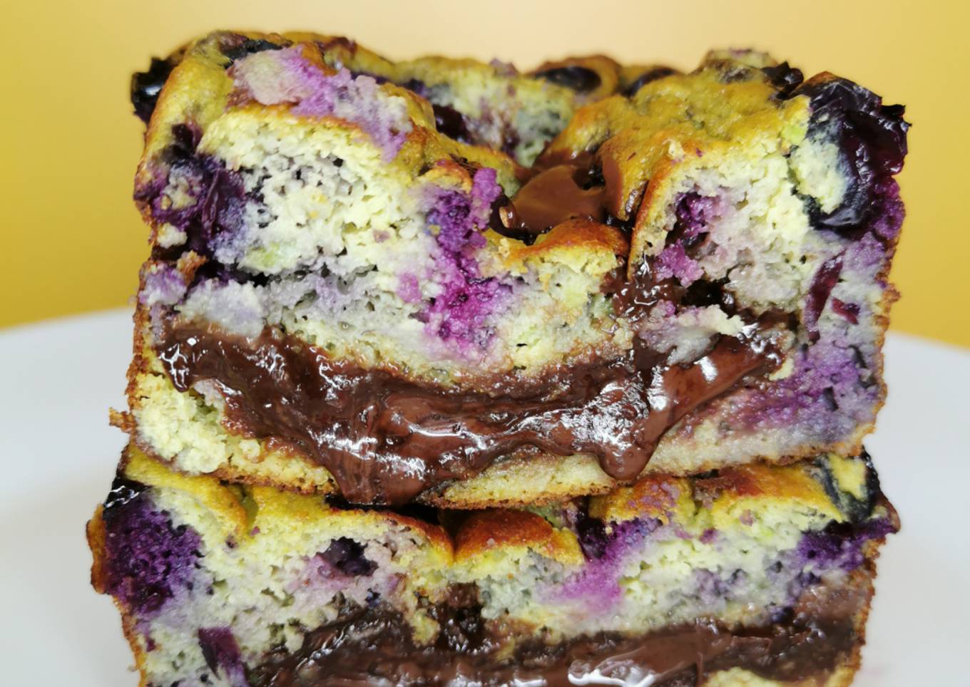 Cake à l'avocat, myrtilles et chocolat noir