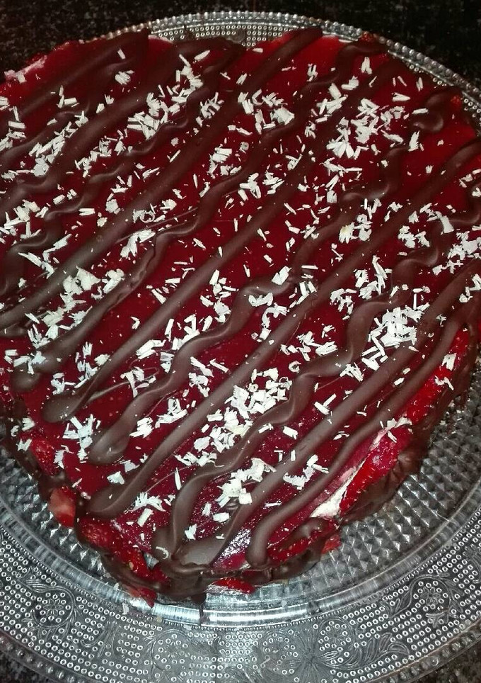 Una foto de Tarta de queso con aroma a chocolate blanco con mermelada de fresa naturales