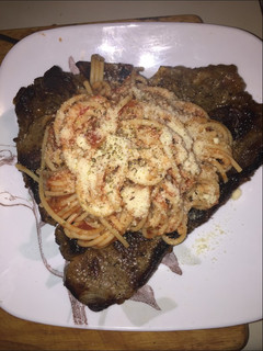 Una foto de The t-bone con spaghetti